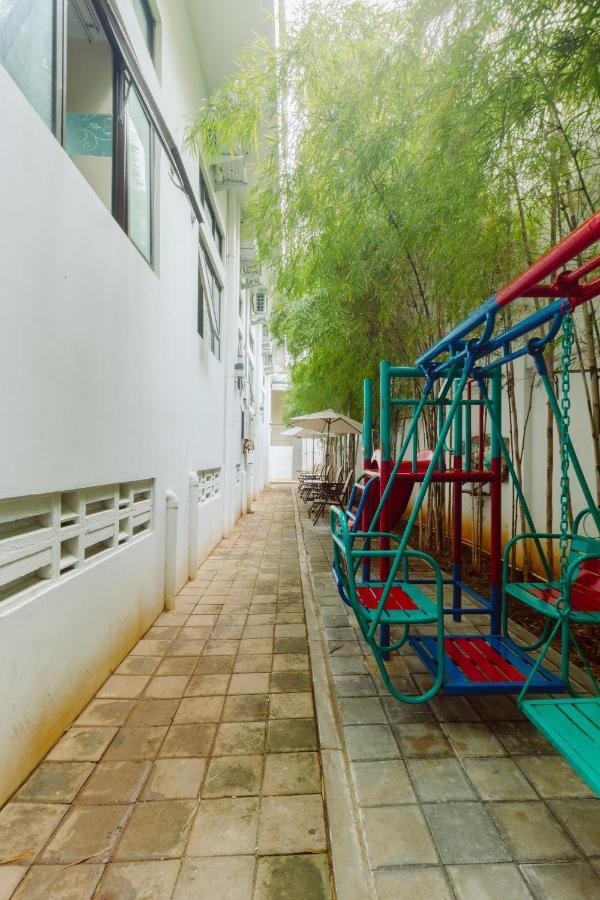 Urbanest Inn House Slipi Jakarta Eksteriør billede
