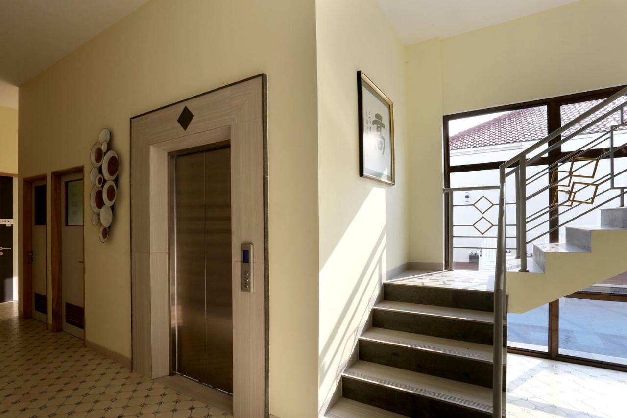 Urbanest Inn House Slipi Jakarta Eksteriør billede